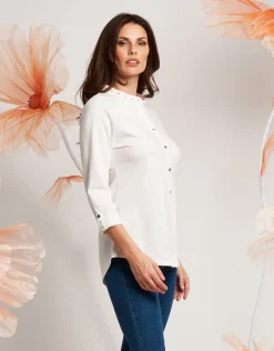 Camicia con borchie sullo scollo