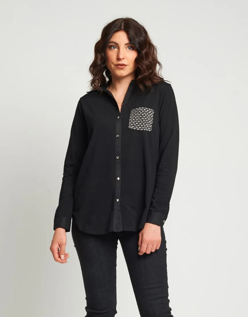 Camicia con bottoni e taschino di borchie