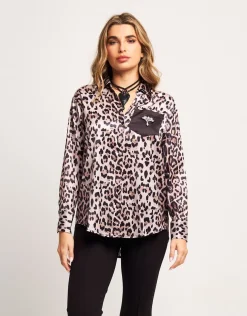 Camicia in raso animalier con applicazione