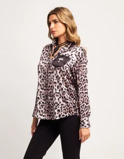 Camicia in raso animalier con applicazione