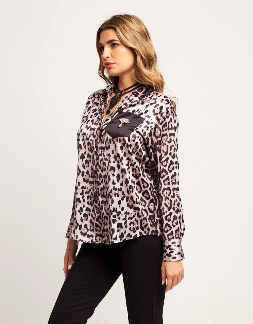 Camicia in raso animalier con applicazione