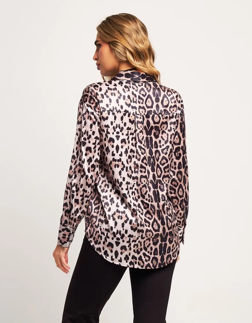 Camicia in raso animalier con applicazione