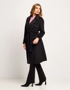 Cappotto con borchie e cintura