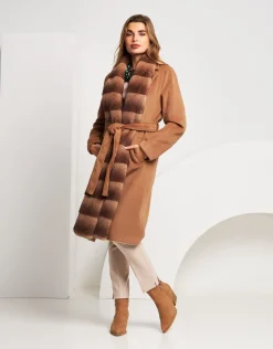 Cappotto con bordura in ecopelliccia e cintura