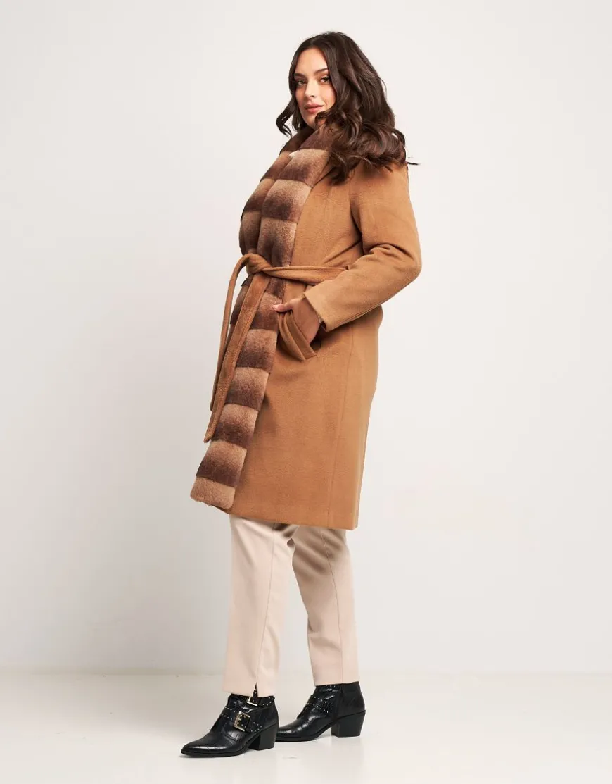 Cappotto con bordura in ecopelliccia e cintura