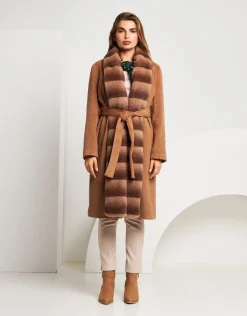 Cappotto con bordura in ecopelliccia e cintura