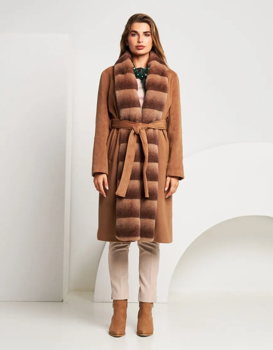 Cappotto con bordura in ecopelliccia e cintura