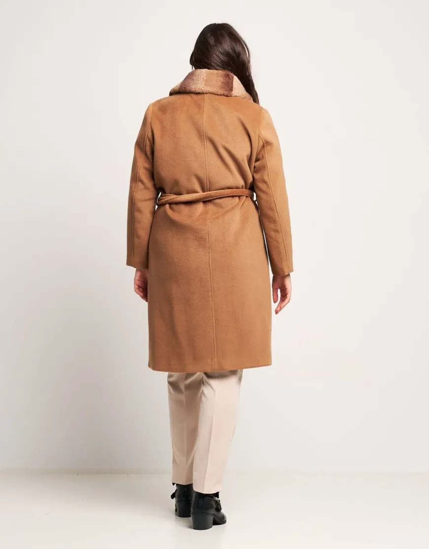 Cappotto con bordura in ecopelliccia e cintura