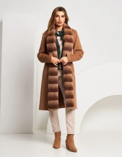 Cappotto con bordura in ecopelliccia e cintura