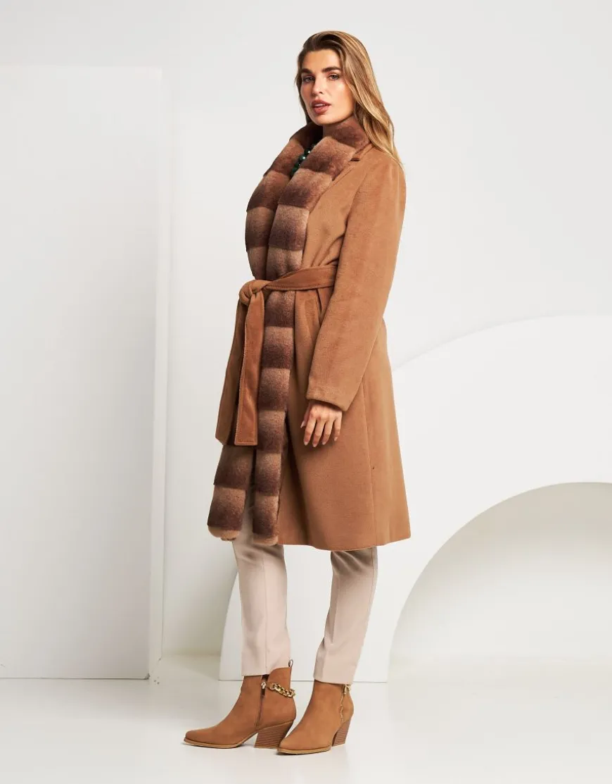 Cappotto con bordura in ecopelliccia e cintura