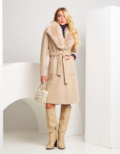 Cappotto lungo con cintura e collo in ecopelliccia