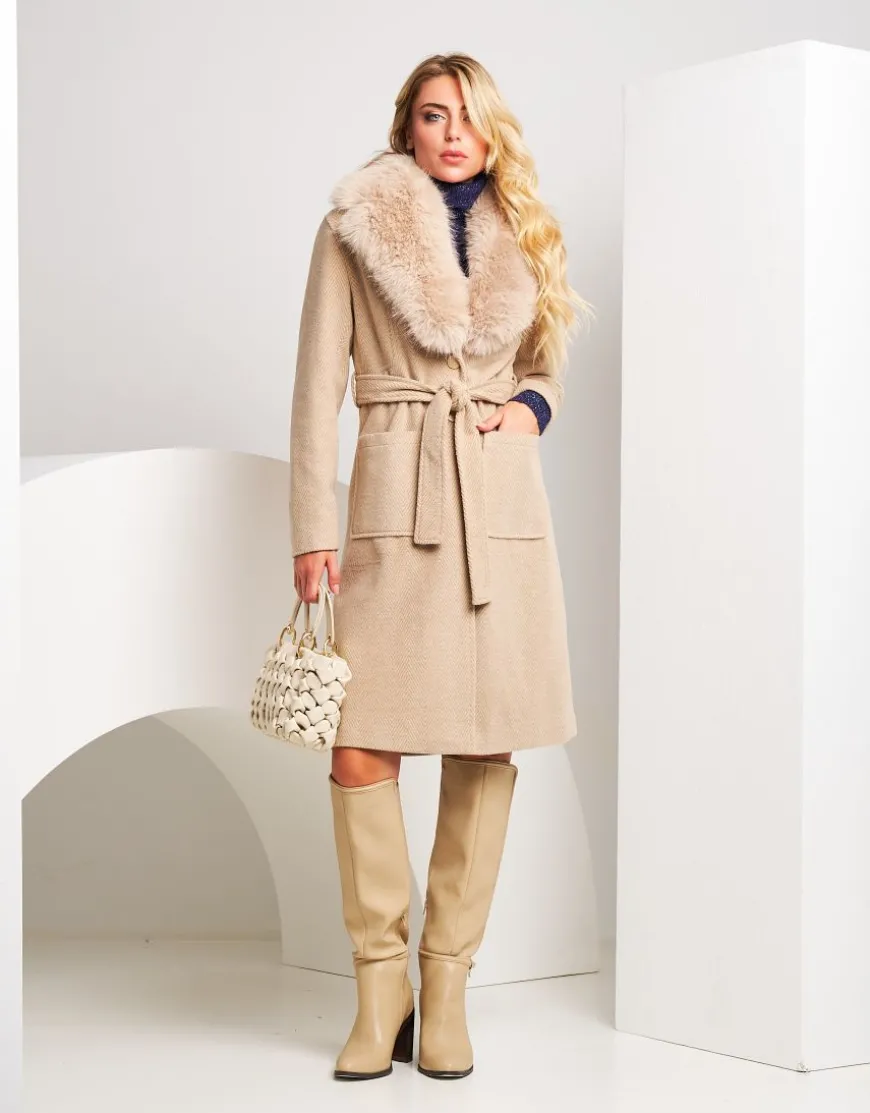 Cappotto lungo con cintura e collo in ecopelliccia