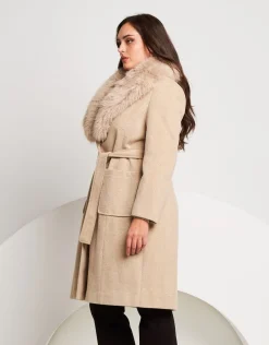 Cappotto lungo con cintura e collo in ecopelliccia