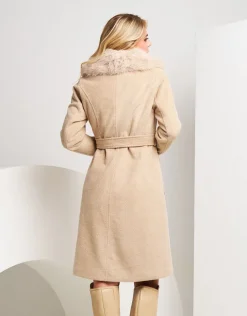 Cappotto lungo con cintura e collo in ecopelliccia