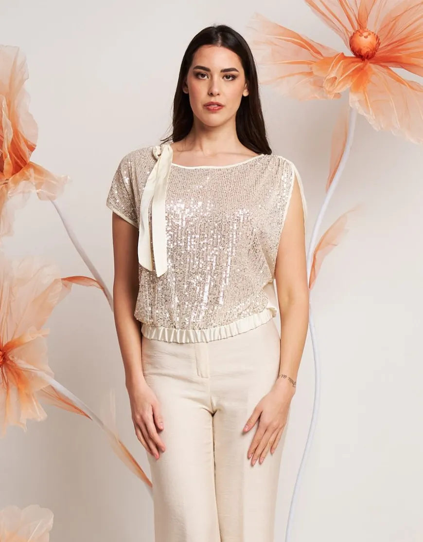 Casacca asimmetrica con paillettes e fiocco