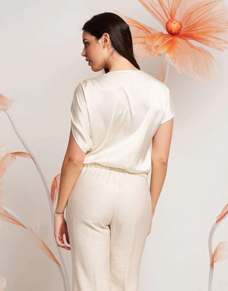Casacca asimmetrica con paillettes e fiocco