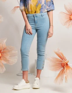 Jeans Capri chiaro con bottoni gioiello