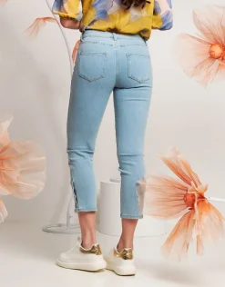 Jeans Capri chiaro con bottoni gioiello