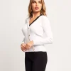 Maglia a coste con accessori dorati