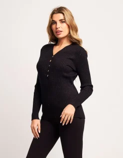 Maglia a coste con bottoni sullo scollo