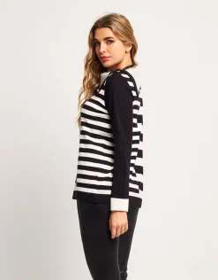 Maglia con spacco e bottoni sullo scollo
