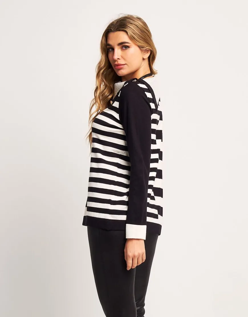 Maglia con spacco e bottoni sullo scollo