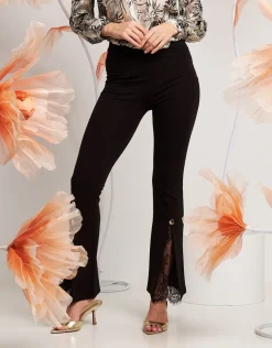Pantalone a zampa con spacco e pizzo