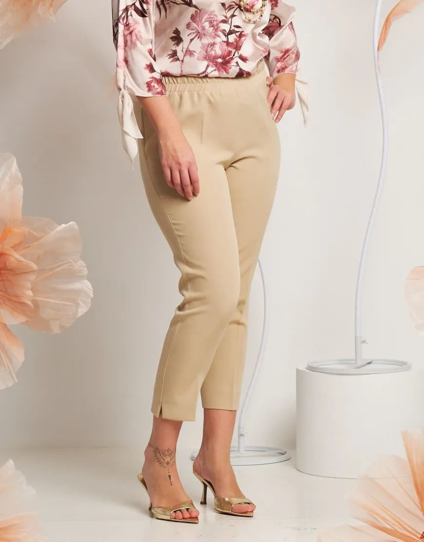 Pantalone con elastico e spacchi