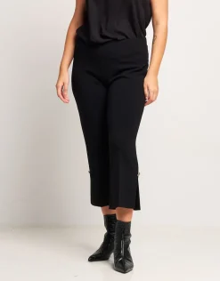 Pantalone con spacco e bottoncino