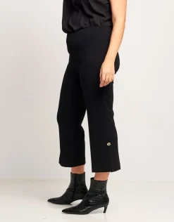 Pantalone con spacco e bottoncino
