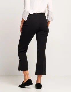 Pantalone con spacco e bottoncino