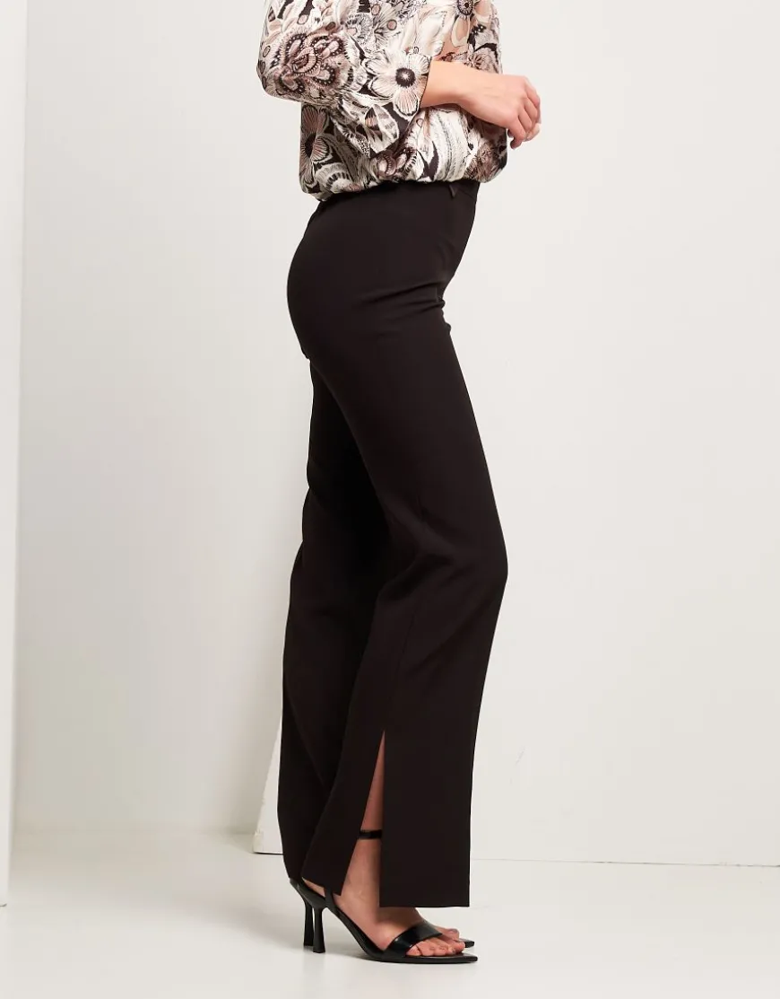 Pantalone con zip e spacchi