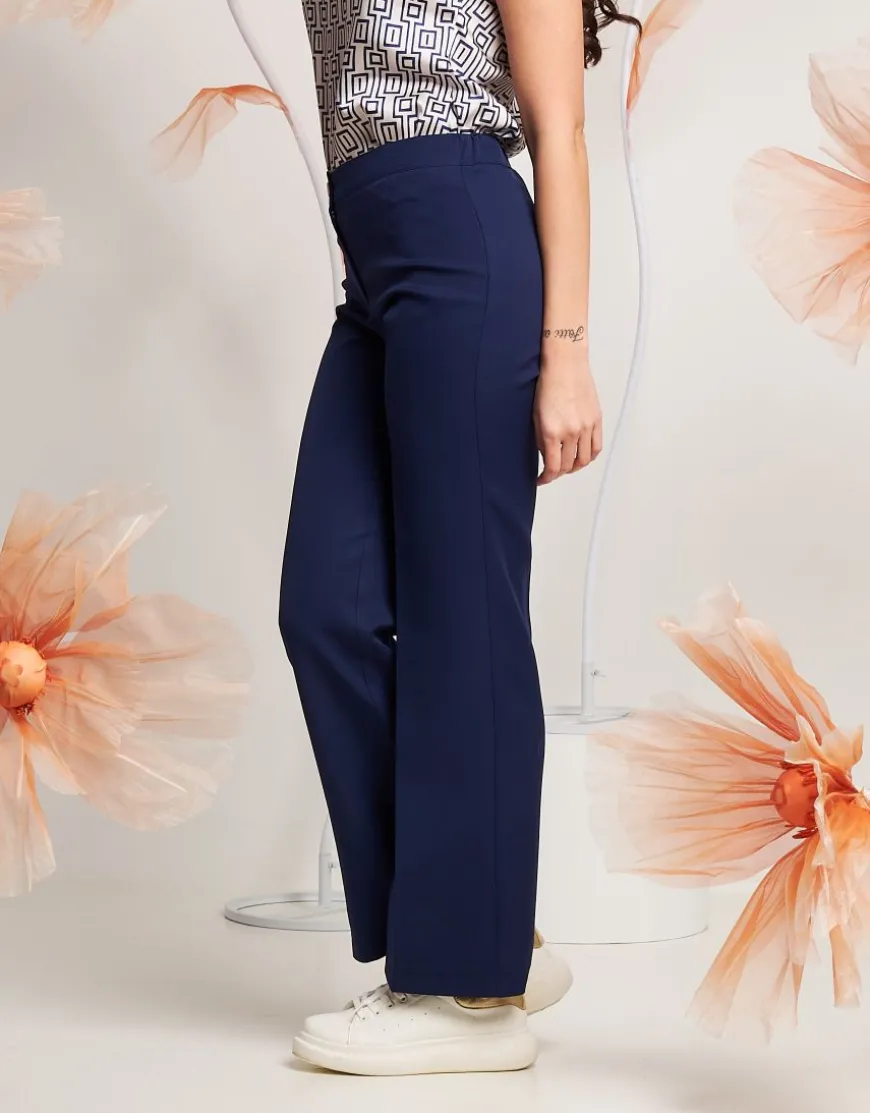 Pantalone dritto con bottone a contrasto