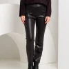 Pantalone effetto ecopelle con cinturino