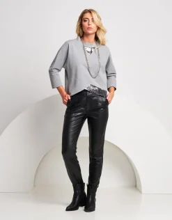 Pantalone in ecopelle con cinturino e tasche