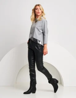 Pantalone in ecopelle con cinturino e tasche