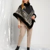 Poncho con bordi e greca
