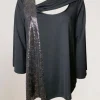 T-shirt asimmetrica con drappeggio e paillettes