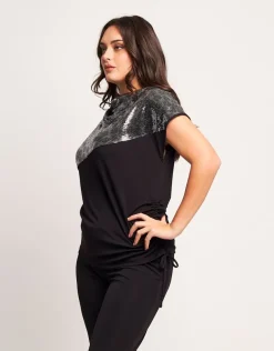 T-shirt asimmetrica con paillettes e coulisse
