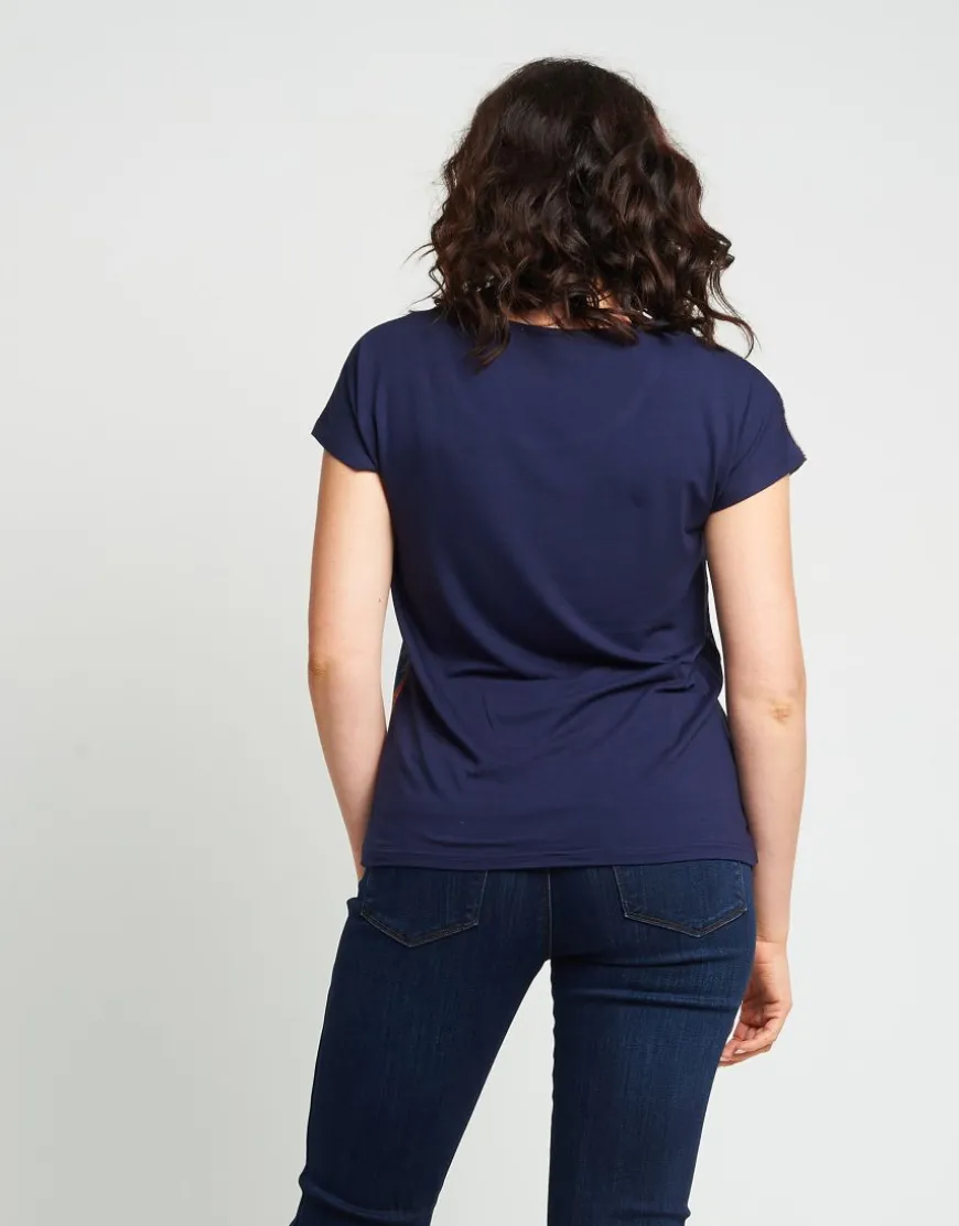 T-shirt fantasia con dettagli dorati
