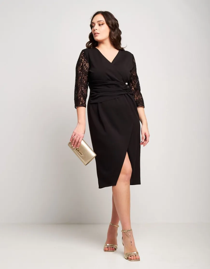 Vestito con drappeggio e pizzo