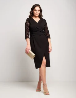 Vestito con drappeggio e pizzo