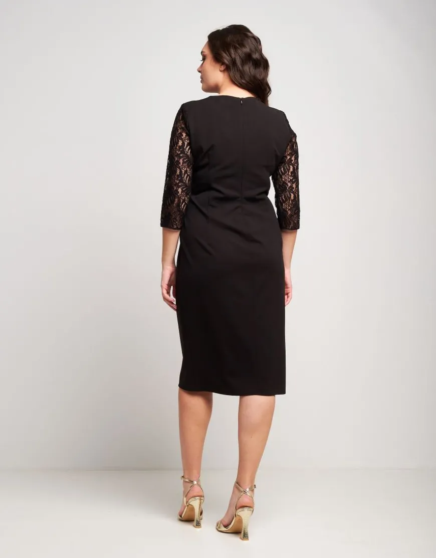 Vestito con drappeggio e pizzo